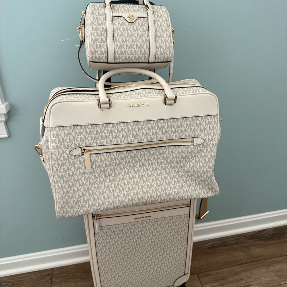 Michael Kors Travel Set in Cream and Gold